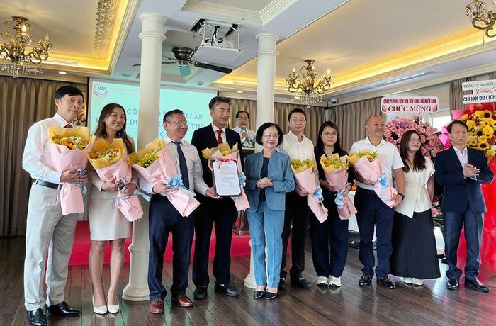 Bà Nguyễn Thị Khánh, Phó Chủ tịch Hiệp hội Du lịch Việt Nam - Chủ tịch Hiệp hội Du lịch TP.HCM trao quyết định thành lập và ra mắt Chi hội Du lịch đường thủy TP.HCM