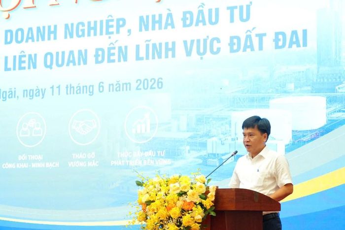 Ông Lê Văn Tài, Phó Giám đốc phụ trách Trung tâm Xúc tiến Đầu tư, Thương mại và Du lịch Quảng Ngãi báo cáo kết quả giải quyết kiến nghị của doanh nghiệp trong 6 tháng đầu năm 2026