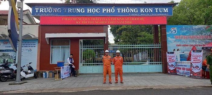 Công nhân PC Quảng Ngãi trực tại điểm thi Trường THPT Kon Tum, sẵn sàng bảo đảm nguồn điện an toàn, liên tục phục vụ Kỳ thi tốt nghiệp THPT năm 2026