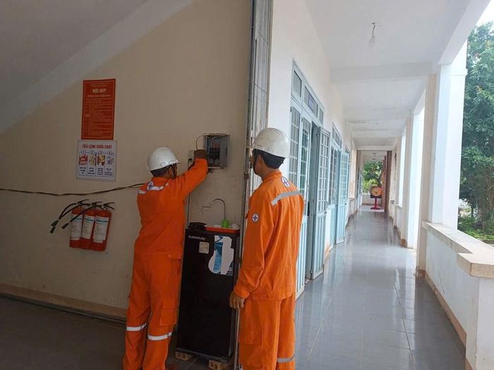 Công nhân PC Quảng Ngãi kiểm tra hệ thống điện tại điểm thi, kịp thời rà soát, xử lý các nguy cơ mất an toàn điện trước kỳ thi