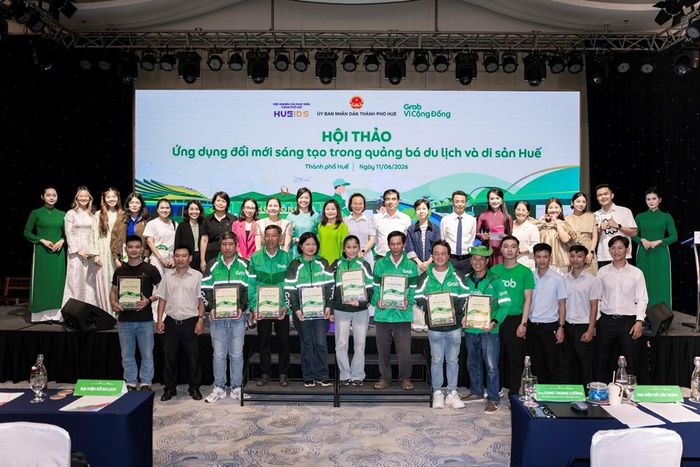 Ban Tổ chức trao chứng nhận vinh danh các tài xế, nhà hàng tiêu biểu tại Huế trên nền tảng Grab