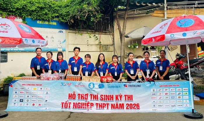 Đội sinh viên tình nguyện túc trực tại các điểm thi để hỗ trợ thí sinh