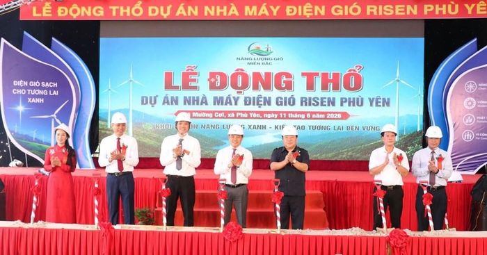 Các đại biểu thực hiện nghi thức động thổ dự án