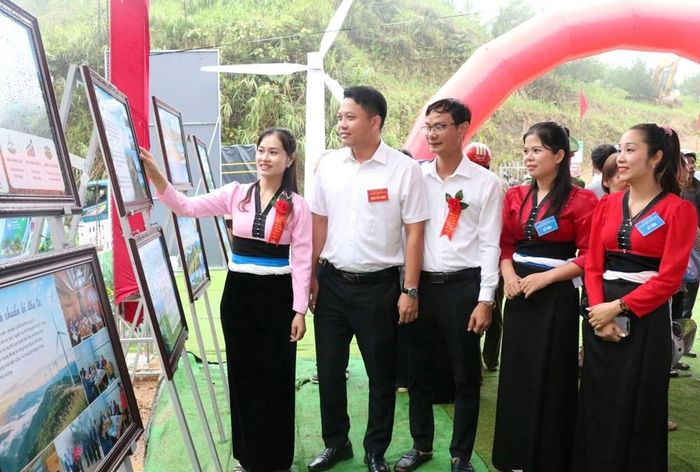 Các đại biểu và người dân phấn khởi tìm hiểu hình ảnh giới thiệu dự án