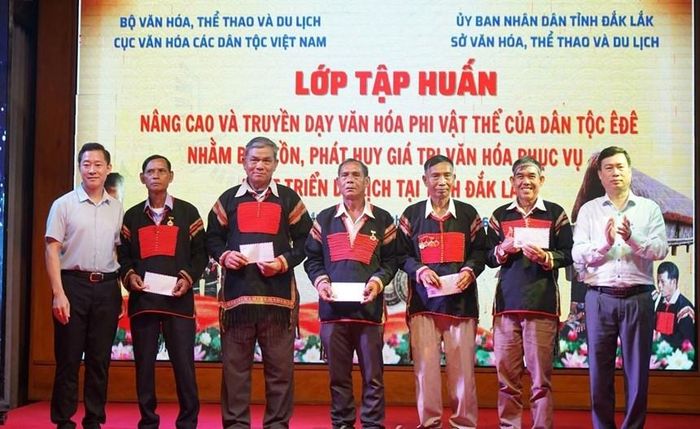 Trao tặng quà, động viên các nghệ nhân tham gia truyền dạy tại lớp tập huấn