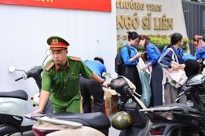 Lực lượng công an và thanh niên tình nguyện tham gia hỗ trợ tại điểm thi Trường THCS Ngô Sĩ Liên, phường Cửa Nam (Hà Nội)