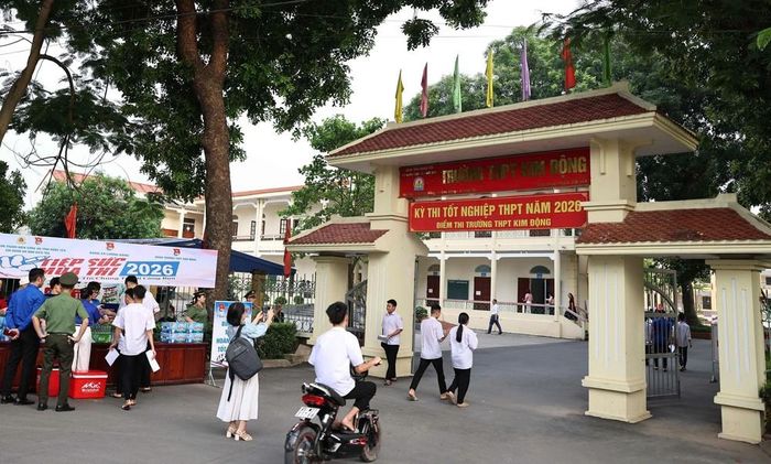 Thí sinh tới điểm thi Trường THPT Kim Động (Hưng Yên) dự thi môn Ngữ Văn. Ảnh: Thanh Tùng - TTXVN