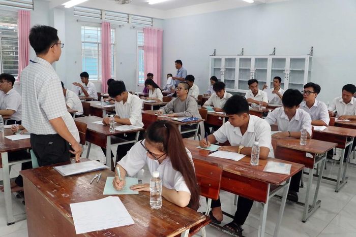 Giám thị phổ biến lại quy chế thi. Ảnh: Trung Kiên - TTXVN