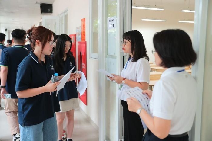 Giám thị gọi thí sinh vào phòng thi. Ảnh: Minh Quyết - TTXVN