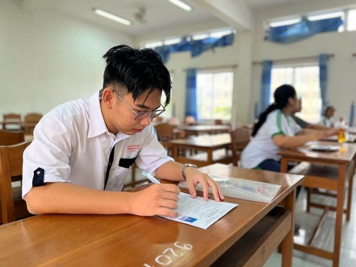 Thí sinh kiểm tra giấy tờ trước giờ thi. Ảnh: Ánh Tuyết - TTXVN