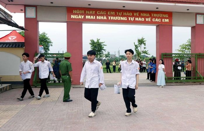 Thí sinh đến điểm thi trường THPT Thành Sen. Ảnh: Công Tường-TTXVN
