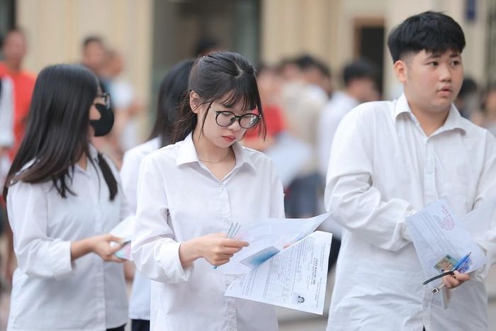 Thí sinh đến dự thi tại điểm thi Trường THPT Nguyễn Gia Thiều (Hà Nội). Ảnh: Minh Quyết - TTXVN