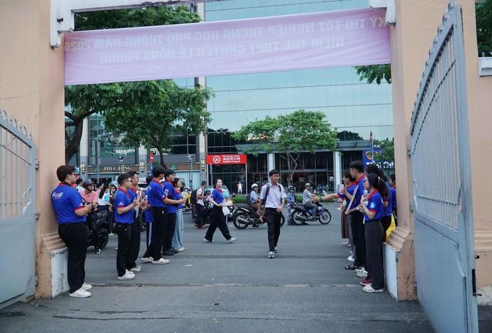 Thí sinh dự thi tại điểm thi Trường THPT chuyên Lê Hồng Phong. Ảnh: Thu Hoài - TTXVN