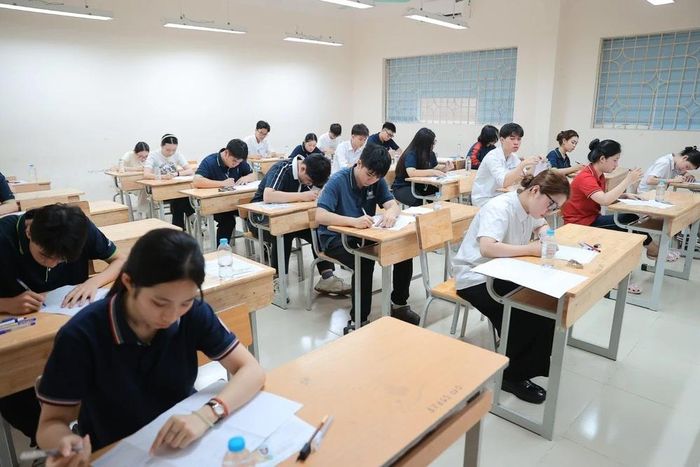 Thí sinh bước vào môn thi đầu tiên môn Ngữ Văn. Ảnh: Minh Quyết - TTXVN