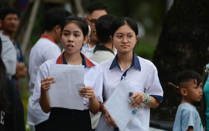 Các thí sinh dự thi tại điểm thi trường THPT Chuyên Quốc học Huế. Ảnh: Văn Dũng-TTXVN