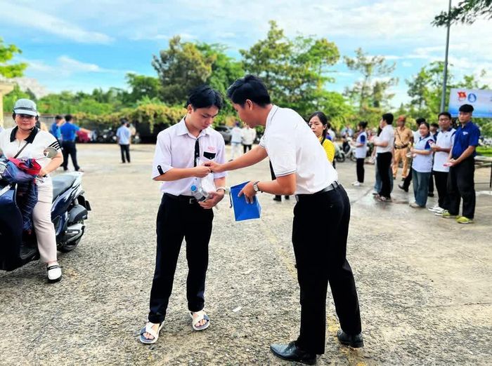 Đông đảo các đơn vị tham gia tiếp sức mùa thi. Ảnh: Ánh Tuyết - TTXVN