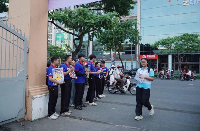 Thí sinh dự thi tại điểm thi Trường THPT Chuyên Lê Hồng Phong. Ảnh: Thu Hoài - TTXVN
