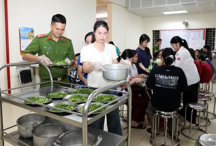 Nhiều năm qua, vào mùa thi, thầy cô Trường THPT Dân tộc Nội trú tỉnh Lạng Sơn và các đơn vị đồng hành đã tổ chức nấu cháo để tiếp sức, động viên tinh thần học sinh. Ảnh: Văn Đạt - TTXVN