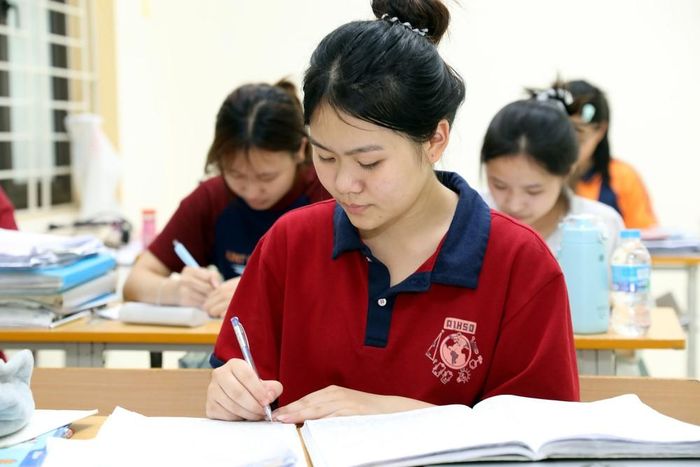 Đêm 10/6, phòng tự học của Trường THPT Dân tộc Nội trú tỉnh Lạng Sơn vẫn sáng đèn, học sinh đang xem lại bài trước khi thi. Ảnh: Văn Đạt - TTXVN