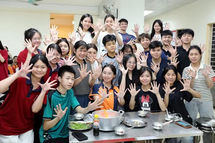 Học sinh Trường THPT Dân tộc Nội trú tỉnh Lạng Sơn thể hiện quyết tâm trước kỳ thi tốt nghiệp THPT năm 2026. Ảnh: Văn Đạt - TTXVN