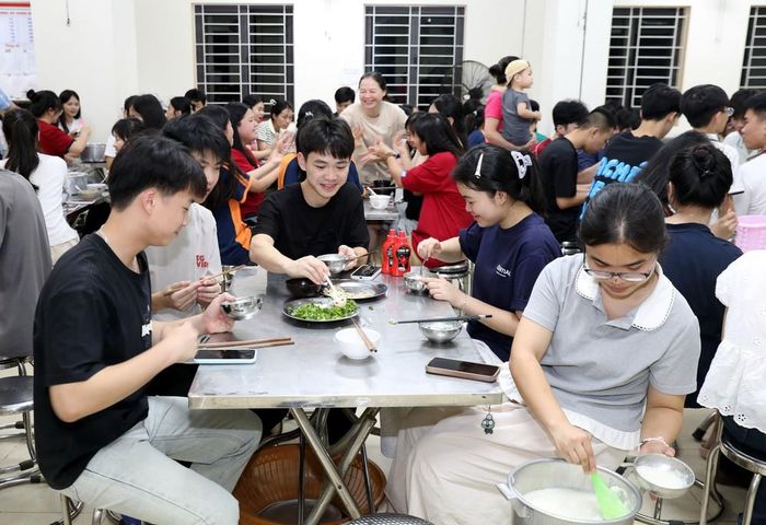 Học sinh khối lớp 12, Trường THPT Dân tộc Nội trú tỉnh Lạng Sơn vui vẻ nhận những phần cháo, ăn đêm để đảm bảo sức khỏe trong suốt kỳ thi. Ảnh: Văn Đạt - TTXVN