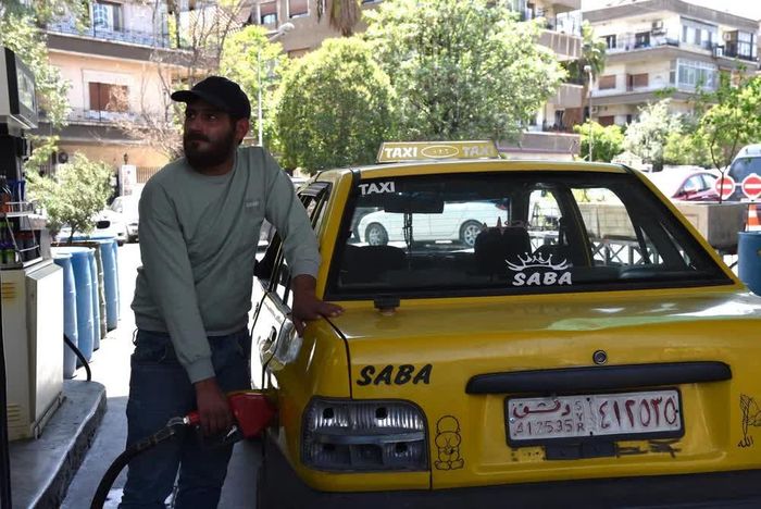 Người dân mua xăng tại trạm xăng ở Damascus, Syria. Ảnh: THX/TTXVN