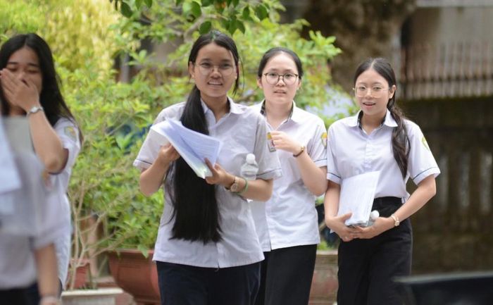 Thí sinh tại điểm thi trường THPT Cao Thắng (phường Thuận Hóa, thành phố Huế) hoàn thành bài thi đầu tiên môn ngữ văn. Ảnh: Văn Dũng-TTXVN