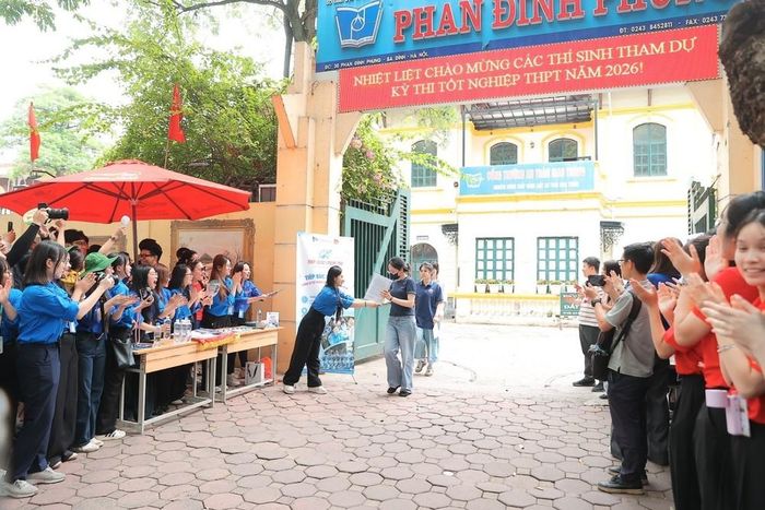 Thí sinh hoàn thành môn thi đầu tiên tại điểm thi Trường THPT Phan Đình Phùng (Hà Nội). Ảnh: Minh Quyết - TTXVN
