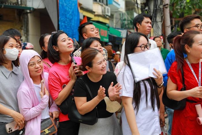 Tâm trạng hồi hộp của phụ huynh chờ thí sinh hoàn thành bài thi. Ảnh: Khánh Hòa - TTXVN