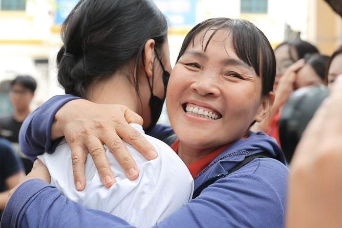 Thí sinh hoàn thành môn thi đầu tiên tại điểm thi Trường THPT Phan Đình Phùng (Hà Nội). Ảnh: Minh Quyết - TTXVN