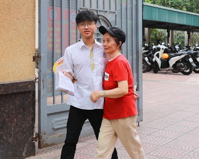 Thí sinh sau khi hoàn thành môn thi đầu kỳ thi tốt nghiệp THPT năm 2026 tại điểm trường THCS Ngô Quyền (phường Bạch Mai). Ảnh: Khánh Hòa - TTXVN