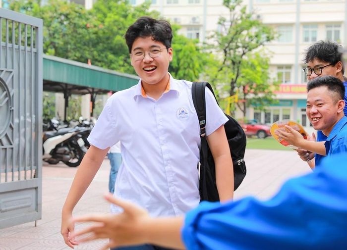 Thí sinh tại điểm Trường THCS Ngô Quyền (phường Bạch Mai) hoàn thành môn thi đầu tiên. Ảnh: Khánh Hòa - TTXVN