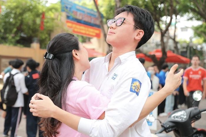 Thí sinh hoàn thành môn thi đầu tiên tại điểm thi Trường THPT Phan Đình Phùng (Hà Nội). Ảnh: Minh Quyết - TTXVN
