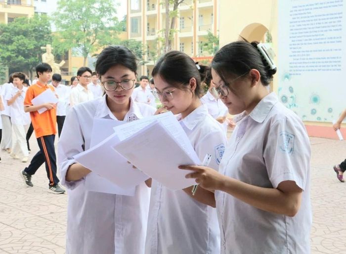 Thí sinh trao đổi, chia sẻ về đề thi môn Ngữ văn sau khi rời phòng thi. Ảnh: Đồng Thúy-TTXVN