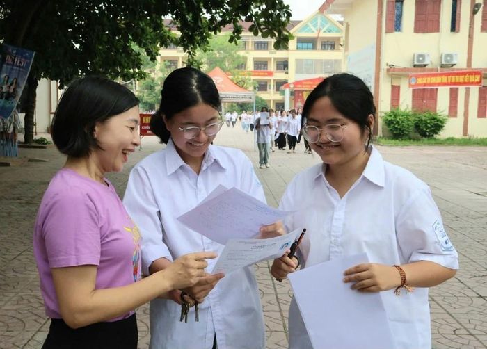 Phụ huynh, thí sinh trao đổi về bài làm sau khi hoàn thành bài thi môn Ngữ văn. Ảnh: Đồng Thúy - TTXVN