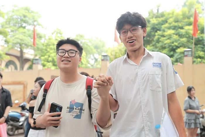 Thí sinh hoàn thành môn thi đầu tiên tại điểm thi Trường THPT Phan Đình Phùng (Hà Nội). Ảnh: Minh Quyết - TTXVN