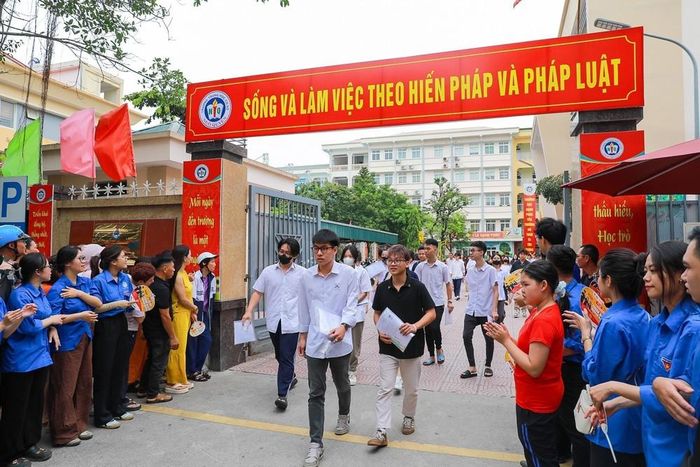 Thí sinh tại điểm trường THCS Ngô Quyền (phường Bạch Mai) hoàn thành môn thi đầu kỳ thi tốt nghiệp THPT năm 2026. Ảnh: Khánh Hòa - TTXVN