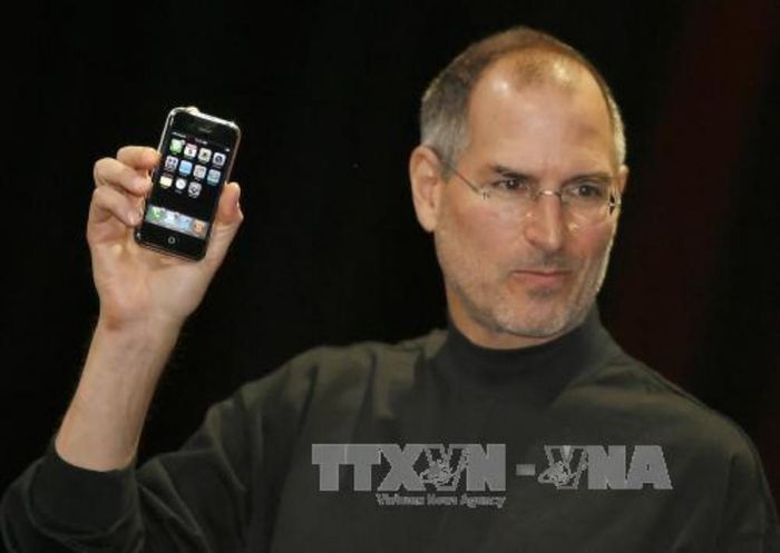 Giám đốc điều hành Apple - Steve Jobs giới thiệu chiếc điện thoại iPhone đầu tiên tại hội chợ Macworld 2007 ở San Francisco, California, Mỹ ngày 9/1/2007. Ảnh tư liệu: AFP/TTXVN