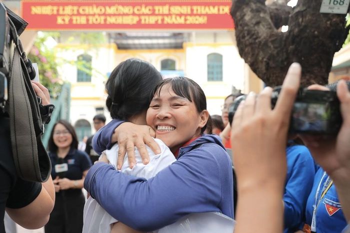 Thí sinh hoàn thành môn thi đầu tiên tại điểm thi Trường THPT Phan Đình Phùng (Hà Nội). Ảnh: Minh Quyết/TTXVN