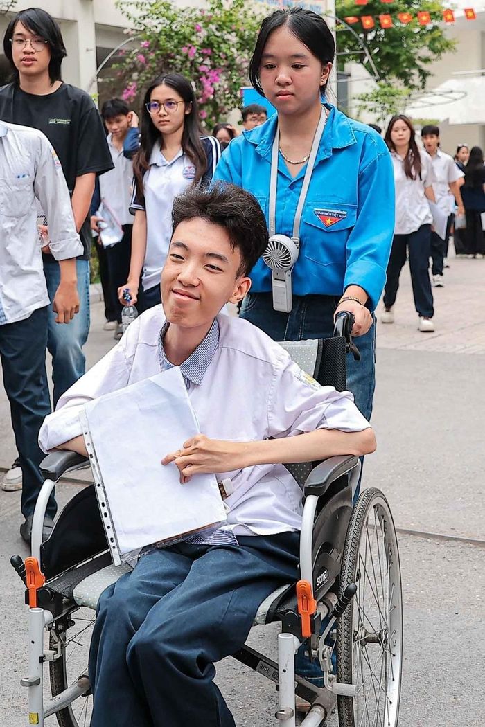 Đinh Thanh Sơn nỗ lực học tập và mong muốn vào Trường Đại học Luật Hà Nội. Ảnh: Phạm Tuấn Anh - TTXVN