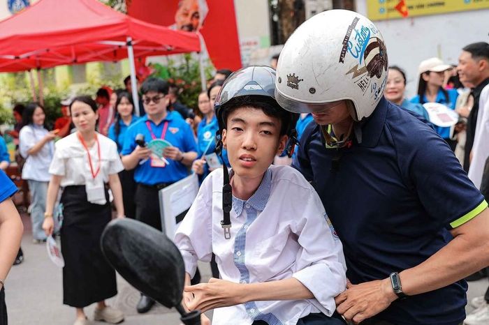Anh Đinh Thanh Lâm (46 tuổi ở Định Công, Hà Nội) chia sẻ "Vợ chồng tôi luôn động viên con, tôi chỉ có hơi áp lực chút về phần sức khỏe của con. Mong con luôn cố gắng và vợ chồng tôi cũng chưa bao giờ đặt áp lực gì lên cháu cả". Ảnh: Phạm Tuấn Anh - TTXVN