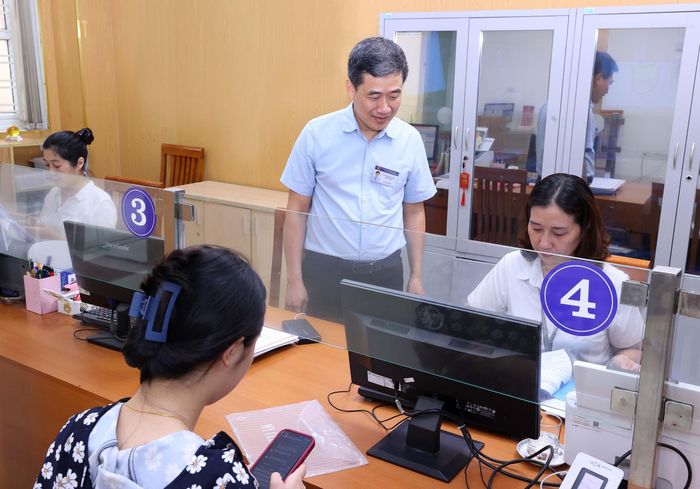 Người dân giải quyết thủ tục hành chính tại Trung tâm Phục vụ hành chính công Thành phố Hà Nội. Ảnh: Văn Điệp - TTXVN