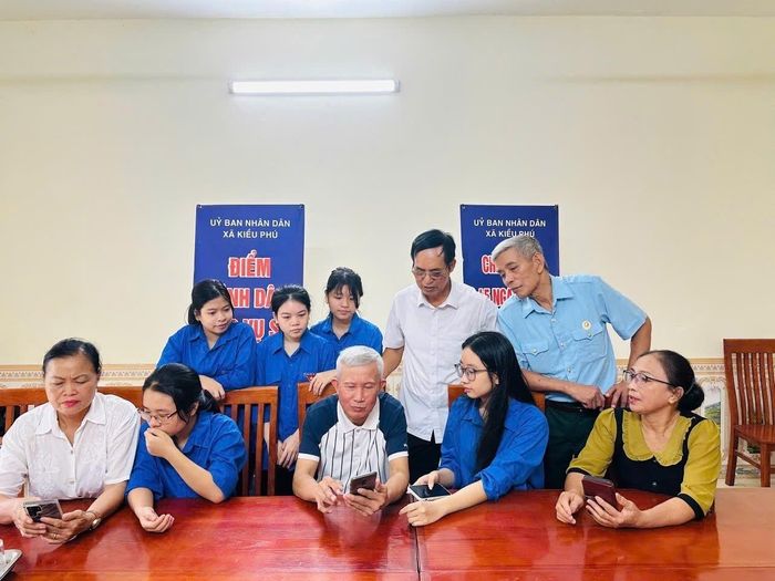 Sau một năm vận hành mô hình chính quyền địa phương 2 cấp, các xã, phường trên địa bàn thành phố Hà Nội đã triển khai có hiệu quả công tác dịch vụ hành chính công và chuyển đổi số, góp phần nâng cao chất lượng công tác quản lý nhà nước và mức độ hài lòng của người dân. Ảnh: Vũ Quang – TTXVN