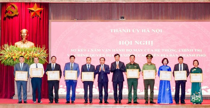 Trưởng Ban Tổ chức Trung ương Nguyễn Duy Ngọc và Bí thư Thành ủy Hà Nội Trần Đức Thắng trao bằng khen cho các tập thể có thành tích xuất sắc. Ảnh: Trung Nguyên - TTXVN