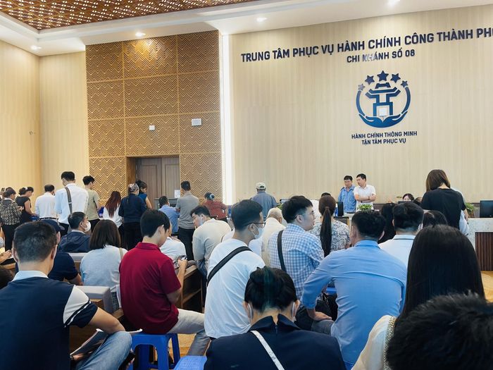 Người dân đến điểm phục vụ hành chính công xã Chuyên Mỹ làm thủ tục. Ảnh: Tuyết Mai - TTXVN