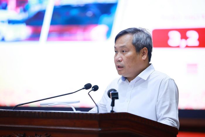 Chủ tịch UBND Thành phố Hà Nội Vũ Đại Thắng báo cáo tình hình kinh tế-xã hội thành phố. Ảnh: Dương Giang-TTXVN
