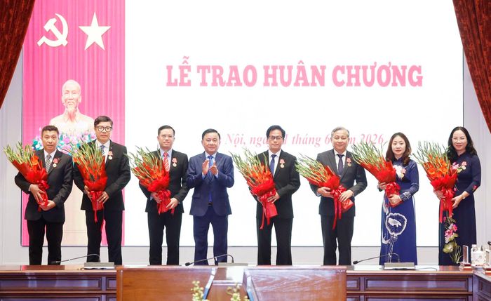 Đồng chí Trần Cẩm Tú, Ủy viên Bộ Chính trị, Thường trực Ban Bí thư trao tặng Huân chương Lao động hạng ba cho 7 cá nhân có thành tích xuất sắc trong công tác cải cách tư pháp