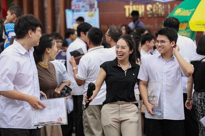 Niềm vui của các thí sinh và phụ huynh sau khi rời phòng thi tại điểm Trường THPT Chuyên Sơn La. Ảnh: Trọng Đạt – TTXVN
