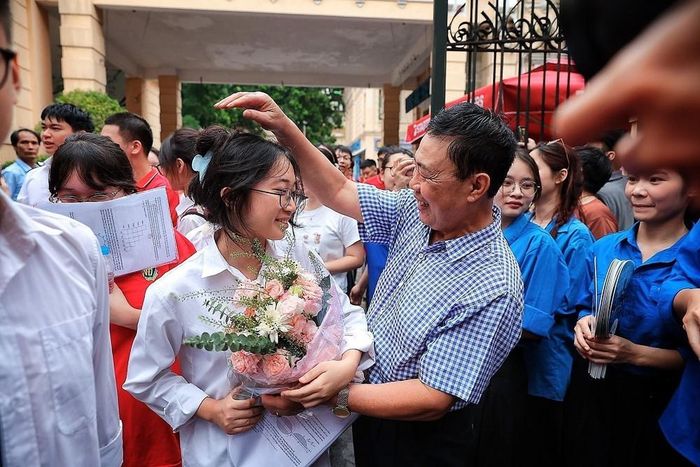 Ông ngoại chúc mừng cháu sau khi hoàn thành môn Toán trong Kỳ thi tốt nghiệp THPT. Ảnh: Phạm Tuấn Anh - TTXVN