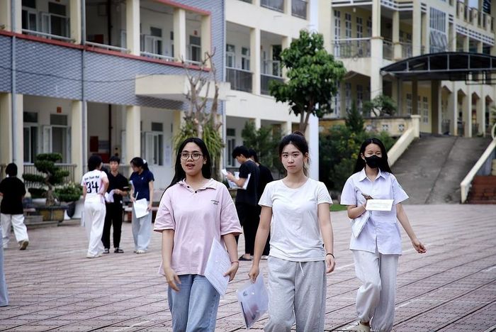 Các thi sinh vùng cao Đà Bắc vui mừng hoàn thành môn Toán. Ảnh: Thanh Hải - TTXVN